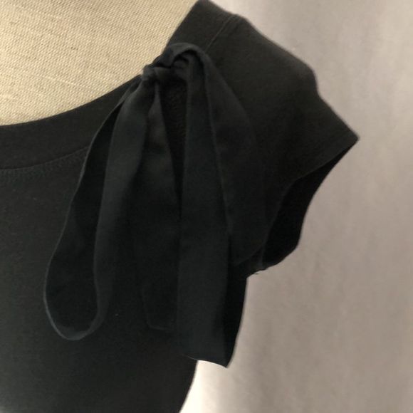 Black round neck T with ribbon bow - Picture 2 of 4